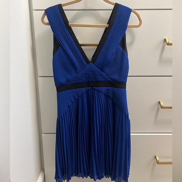 👗 Gorgeous Pleated Cocktail Dress - Picture 1 of 3